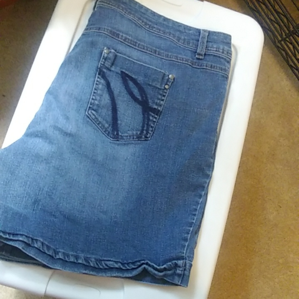 Size 22W Gloria Vanderbilt denim shorts